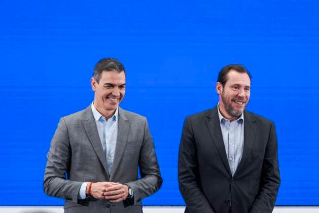 Spanish Prime Minister Pedro Sánchez in Madrid, Spain - 12 Sep 2024 Spanish Prime Minister, Pedro Sanchez (L) seen after the launch of the new campaign titled Public transport, do you get it? aimed at promoting the use of public transport. The event was also attended by the Minister of Transport and Sustainable Mobility, Oscar Puente. This initiative is part of the government s efforts to encourage more sustainable mobility, reducing the use of private vehicles, thereby lowering emissions and easing traffic congestion in major cities. Madrid Spain Copyright: xGuillermoxGutierrezxCarrascalx xSOPAxImagesx 2024_09_12_PS_Transporte_13