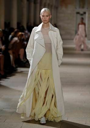 PFW - Akris Runway A model walks the runway during the Akris show during Paris Fashion Week Womenswear Spring-Summer 2025 on September 29, 2024 in Paris, France Photo by Alain Gil-Gonzalez ABACAPRESS.COM Paris France Copyright: xGonzalezxAlain-Gil ABACAx
