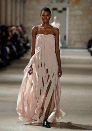 PFW - Akris Runway A model walks the runway during the Akris show during Paris Fashion Week Womenswear Spring-Summer 2025 on September 29, 2024 in Paris, France Photo by Alain Gil-Gonzalez ABACAPRESS.COM Paris France Copyright: xGonzalezxAlain-Gil ABACAx