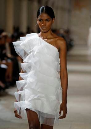 PFW - Akris Runway A model walks the runway during the Akris show during Paris Fashion Week Womenswear Spring-Summer 2025 on September 29, 2024 in Paris, France Photo by Alain Gil-Gonzalez ABACAPRESS.COM Paris France Copyright: xGonzalezxAlain-Gil ABACAx