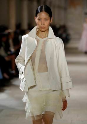 PFW - Akris Runway A model walks the runway during the Akris show during Paris Fashion Week Womenswear Spring-Summer 2025 on September 29, 2024 in Paris, France Photo by Alain Gil-Gonzalez ABACAPRESS.COM Paris France Copyright: xGonzalezxAlain-Gil ABACAx