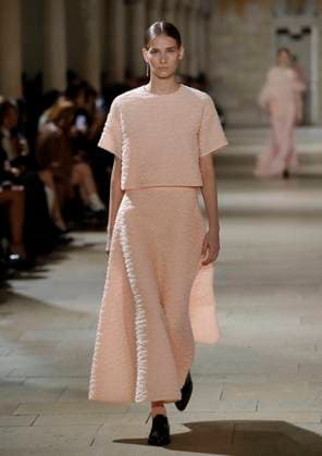 PFW - Akris Runway A model walks the runway during the Akris show during Paris Fashion Week Womenswear Spring-Summer 2025 on September 29, 2024 in Paris, France Photo by Alain Gil-Gonzalez ABACAPRESS.COM Paris France Copyright: xGonzalezxAlain-Gil ABACAx