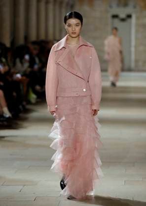 PFW - Akris Runway A model walks the runway during the Akris show during Paris Fashion Week Womenswear Spring-Summer 2025 on September 29, 2024 in Paris, France Photo by Alain Gil-Gonzalez ABACAPRESS.COM Paris France Copyright: xGonzalezxAlain-Gil ABACAx