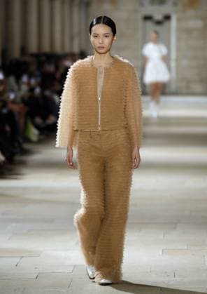 PFW - Akris Runway A model walks the runway during the Akris show during Paris Fashion Week Womenswear Spring-Summer 2025 on September 29, 2024 in Paris, France Photo by Alain Gil-Gonzalez ABACAPRESS.COM Paris France Copyright: xGonzalezxAlain-Gil ABACAx