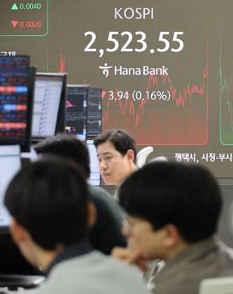 KOSPI falls KOSPI falls A financial data screen in the dealing room of Hana Bank in Seoul on Jan. 17, 2025, shows the benchmark Korea Composite Stock Price Index having fallen 3.944 points, or 0.16 percent, to close at 2,523.55. Seoul shares ended lower on foreign selling, with China s better-than-expected economic growth falling short of boosting the market. (Yonhap) 2025-01-17 16:01:58 < 1980-2025 YONHAPNEWS AGENCY. .> ¼¿ïƯº°½Ã EDITORIAL USE ONLY Copyright: xx PYH2025011711270031500 YonhapxNewsx yonphotos237422
