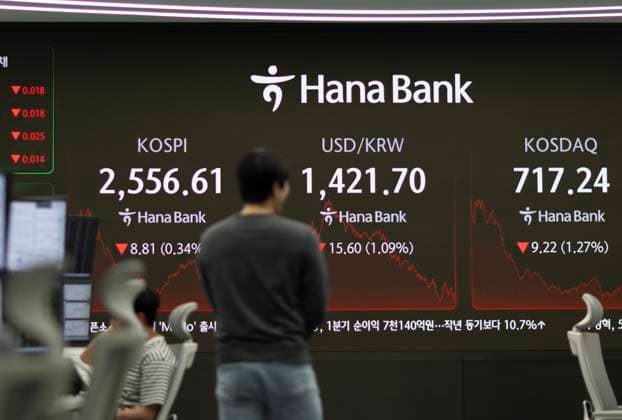 KOSPI falls KOSPI falls A financial data screen in the dealing room of Hana Bank in Seoul on April 30, 2025, shows the benchmark Korea Composite Stock Price Index having fallen 8.81 points, or 0.34 percent, to close at 2,556.61. Seoul shares closed lower, led by a slump in tech, auto and battery stocks, as Samsung Electronics reported sluggish semiconductor business performance in its first-quarter earnings. (Yonhap) 2025-04-30 16:10:01 < 1980-2025 YONHAPNEWS AGENCY. .> ¼¿ïƯº°½Ã EDITORIAL USE ONLY Copyright: xx PYH2025043017750031500 YonhapxNewsx yonphotos240682