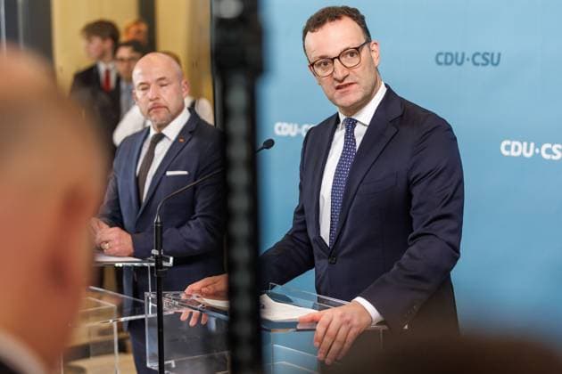 Statement before the parliamentary group meeting of the CDU CSU Jens Spahn, parliamentary group leader of the CDU CSU and Alexander Hoffmann in the Bundestag, speaks during a statement before the parliamentary group meeting on 20 05 25 in Berlin Berlin Berlin Germany Reichstag