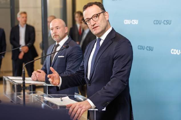 Statement before the parliamentary group meeting of the CDU CSU Jens Spahn, parliamentary group leader of the CDU CSU and Alexander Hoffmann in the Bundestag, speaks during a statement before the parliamentary group meeting on 20 05 25 in Berlin Berlin Berlin Germany Reichstag