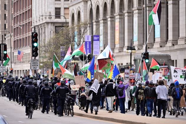 Pro-Palestinian protesters march through downtown Chicago CHICAGO, UNITED STATES - APRIL 20: Pro-Palestinian demonstrators march through downtown Chicago to protest against Israeli attacks on Gaza, on April 20, 2024 in Chicago, Illinois, United States. Police took measures around the area. United States World. Editorial use only. Please get in touch for any other usage. Copyright: x2025xAnadoluxJacekxBoczarskix
