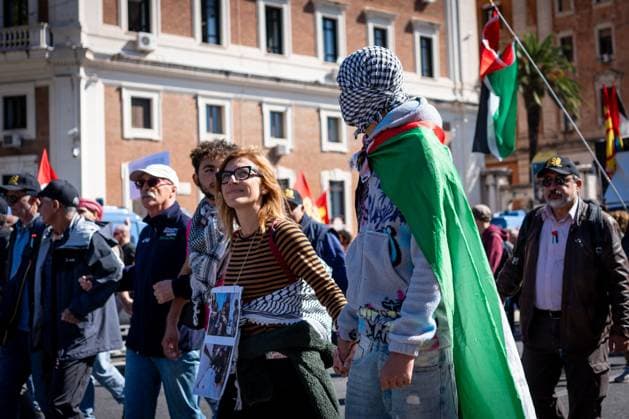 Pro-Palestinian demonstrators march along Rome s roads as they gather for a national general strike to protest against the situation in Gaza, in Rome, Italy, on 02 November 2025. Pro-Palestinian demonstrators march along Rome s roads as they gather for a national general strike to protest against the situation in Gaza two days after Israeli forces intercepted the Global Sumud Flotilla in the Mediterranean Sea, in Rome, Italy, on 02 November 2025., Credit:Stefano Costantino TTL Avalon Italy, Rome Copyright: xStefanoxCostantinoxTTLx xAvalonx 1043083818