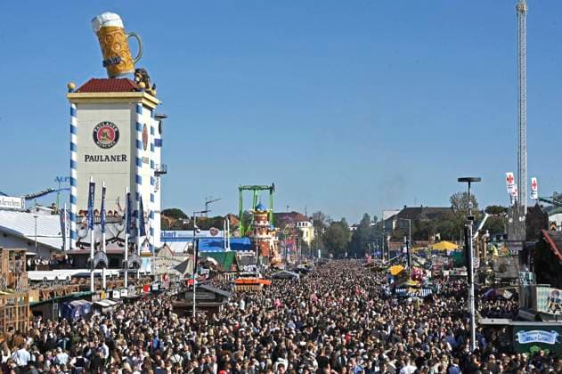 Oktoberfest visitors at the 190 Oktoberfest 2025 on the Theresienwiese Munich, 03 10 2025 Foto:xB.xSaarx xFuturexImagex oktoberfest_5004