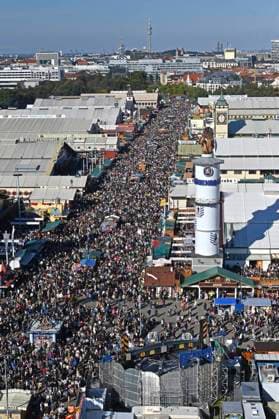 Oktoberfest visitors at the 190 Oktoberfest 2025 on the Theresienwiese Munich, 03 10 2025 Foto:xB.xSaarx xFuturexImagex oktoberfest_5036