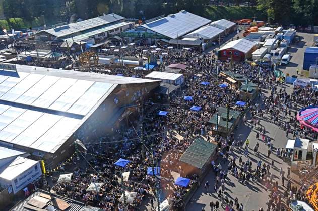 Oktoberfest visitors at the 190 Oktoberfest 2025 on the Theresienwiese Munich, 03 10 2025 Foto:xB.xSaarx xFuturexImagex oktoberfest_5043