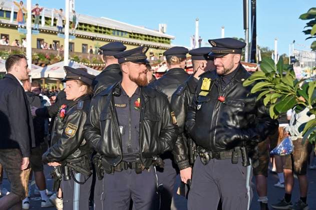 Police at the 190 Oktoberfest 2025 on the Theresienwiese Munich, 03 10 2025 Foto:xB.xSaarx xFuturexImagex oktoberfest_5086