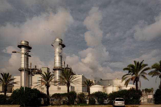 October 4, 2025, Sant Adria Del Besos, Barcelona, Spain: Smoke air emissions coming from the chimneys of Combined cycle thermoelectric plant Besos Power Station located in Sant Adria del Besos, Barcelona, Spain and owned by Spanish multinational electric utility companies Naturgy and Endesa. Central termica del Besos, power plant, Sant Adria Del Besos Spain - ZUMAb137 20251004_fap_b137_005 Copyright: xJordixBoixareux