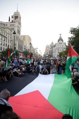 October 4, 2025, Madrid, Madrid, Spain: Thousands of people have marched in protest in solidarity with the Palestinian people through the streets of downtown Madrid. Protesters have demonstrated to stop the genocide being committed by Israel against the Palestinian people and to demand the breaking of relations and the end of arms sales between Spain and Israel. Madrid Spain - ZUMAl225 20251004_zip_l225_019 Copyright: xAlvaroxLagunax