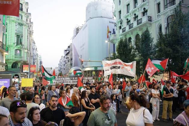 October 4, 2025, Madrid, Madrid, Spain: Thousands of people have marched in protest in solidarity with the Palestinian people through the streets of downtown Madrid. Protesters have demonstrated to stop the genocide being committed by Israel against the Palestinian people and to demand the breaking of relations and the end of arms sales between Spain and Israel. Madrid Spain - ZUMAl225 20251004_zip_l225_029 Copyright: xAlvaroxLagunax