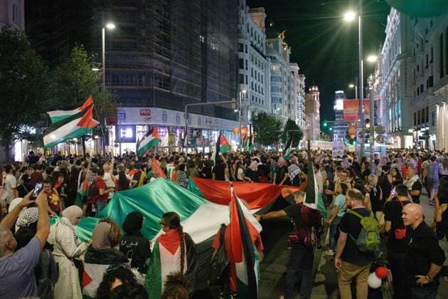 October 4, 2025, Madrid, Madrid, Spain: Thousands of people have marched in protest in solidarity with the Palestinian people through the streets of downtown Madrid. Protesters have demonstrated to stop the genocide being committed by Israel against the Palestinian people and to demand the breaking of relations and the end of arms sales between Spain and Israel. Madrid Spain - ZUMAl225 20251004_zip_l225_048 Copyright: xAlvaroxLagunax