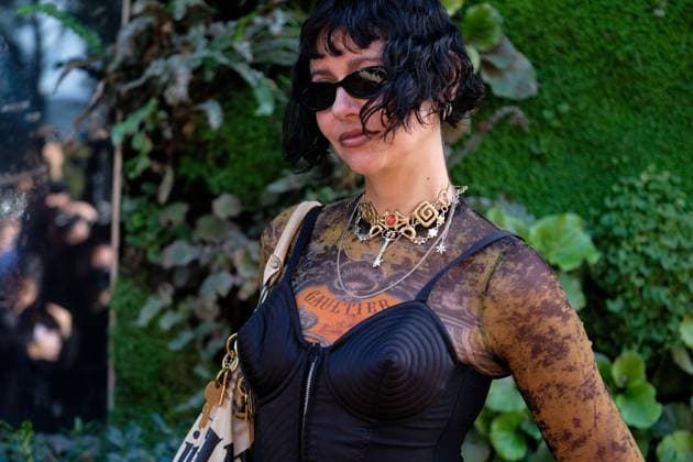 PFW - Jean Paul Gaultier Outside Arrivals Guest arrives at the Jean Paul Gaultier show during the Womenswear Spring Summer 2026 as part of Paris Fashion Week on October 5, 2025 in Paris, France. Photo by Robin Psaila ABACAPRESS.COM Paris France Copyright: xPsailaxRobin ABACAx