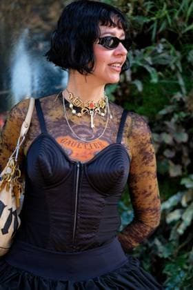 PFW - Jean Paul Gaultier Outside Arrivals Guest arrives at the Jean Paul Gaultier show during the Womenswear Spring Summer 2026 as part of Paris Fashion Week on October 5, 2025 in Paris, France. Photo by Robin Psaila ABACAPRESS.COM Paris France Copyright: xPsailaxRobin ABACAx