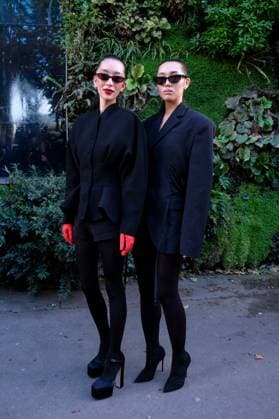 PFW - Jean Paul Gaultier Outside Arrivals Guest and guest arrives at the Jean Paul Gaultier show during the Womenswear Spring Summer 2026 as part of Paris Fashion Week on October 5, 2025 in Paris, France. Photo by Robin Psaila ABACAPRESS.COM Paris France Copyright: xPsailaxRobin ABACAx