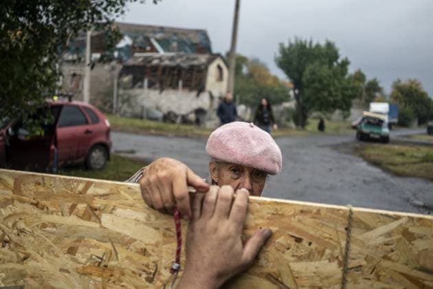 Aftermath of Russian attack on Ukraine s Kramatorsk KRAMATORSK, UKRAINE - OCTOBER 09: Ukrainian residents work on their homes following the Russian airstrike on Kramatorsk, Donetsk region, Ukraine on October 09, 2025. During the night and morning of today, October 9, Russian troops shelled Kramatorsk in the Donetsk region with drones, guided bombs (GABs) and Smerch multiple launch rocket systems. In one of the areas, rescuers were extinguishing a fire in private homes. A local resident was injured. Jose Colon Anadolu Kramatorsk Ukraine. Editorial use only. Please get in touch for any other usage. Copyright: x2025xAnadoluxJosexColonx
