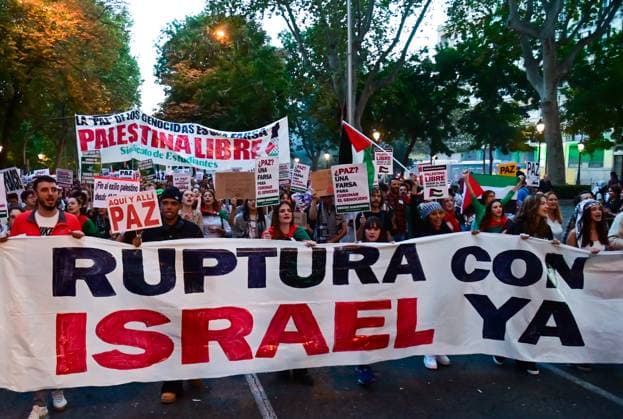 October 15, 2025, Madrid, Madrid, SPAIN: Thousands of people march between Atocha and Callao, in central Madrid, during the October 15, 2025 general strike, held in solidarity with the Palestinian people and to protest against the occupation and violence in Gaza. PODEMOS leaders such as Ione Belarra attended the protest. Madrid SPAIN - ZUMAz108 20251015_znp_z108_068 Copyright: xRichardxZubelzux