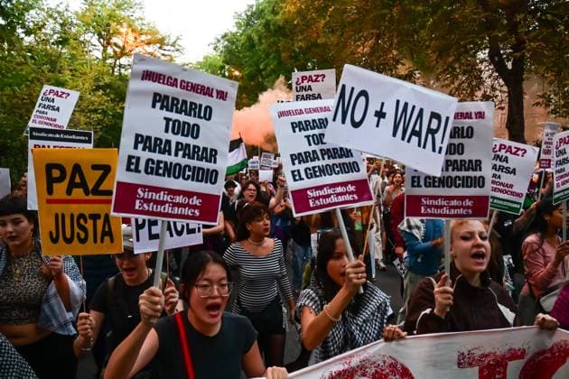 October 15, 2025, Madrid, Madrid, SPAIN: Thousands of people march between Atocha and Callao, in central Madrid, during the October 15, 2025 general strike, held in solidarity with the Palestinian people and to protest against the occupation and violence in Gaza. PODEMOS leaders such as Ione Belarra attended the protest. Madrid SPAIN - ZUMAz108 20251015_znp_z108_072 Copyright: xRichardxZubelzux