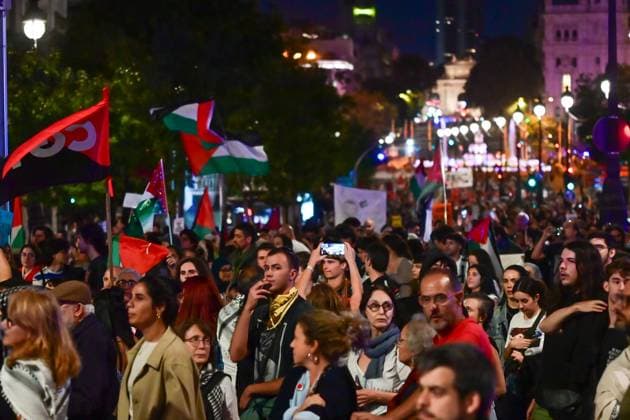 October 15, 2025, Madrid, Madrid, SPAIN: Thousands of people march between Atocha and Callao, in central Madrid, during the October 15, 2025 general strike, held in solidarity with the Palestinian people and to protest against the occupation and violence in Gaza. Madrid SPAIN - ZUMAz108 20251015_znp_z108_107 Copyright: xRichardxZubelzux