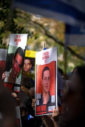 October 19, 2025, New York, New York, USA: Participants at the March for the Hostages in Central Park write â€oeWelcome Home†messages on signs for the released hostages, as part of a gathering celebrating their return, and calling the release of all the remaining deceased hostages. New York USA - ZUMAa266 20251019_znp_a266_009 Copyright: xLirixAgamix