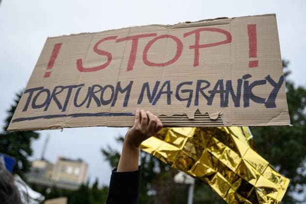 October 17, 2021, Warsaw, Masovian Voivodeship, Poland: A protester holds up a sign that reads stop the tortures on the border during a street march protesting against the Polish government s illegal pushbacks of refugees on the Polish-Belarusian border, which have resulted in several deaths of migrants fleeing conflict in the Middle East and Africa. Warsaw Poland - ZUMAk204 20211017_zip_k204_001 Copyright: xRomanxKozielx