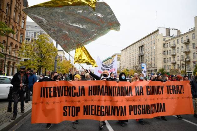October 17, 2021, Warsaw, Masovian Voivodeship, Poland: Protesters carry a banner that reads humanitarian intervention on the border now! Stop the illegal pushbacks! during a street march protesting against the Polish government s illegal pushbacks of refugees on the Polish-Belarusian border, which have resulted in several deaths of migrants fleeing conflict in the Middle East and Africa. Warsaw Poland - ZUMAk204 20211017_zip_k204_002 Copyright: xRomanxKozielx