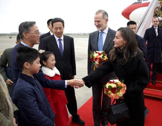 The King and Queen begin their State Visit to the Peoples Republic of China The King and Queen arrive at Chengdu International Airport, November 10, 2025 Chengdu, China The King and Queen begin their State Visit to the Peoples Republic of China REMITTED HANDOUT by H.M. The King and Queens Household Photograph sent to the media exclusively to illustrate the news item referred to in the image, and quoting the source of the image in the signature REYES STATE TRIP CHINA REY FELIPE VI LETIZIA 10 NOVEMBER 2025 Casa de S M el Rey 10 11 2025 Chengdu Chengdu Espana Copyright: xCasaxdexS.M.xelxReyx 7091347