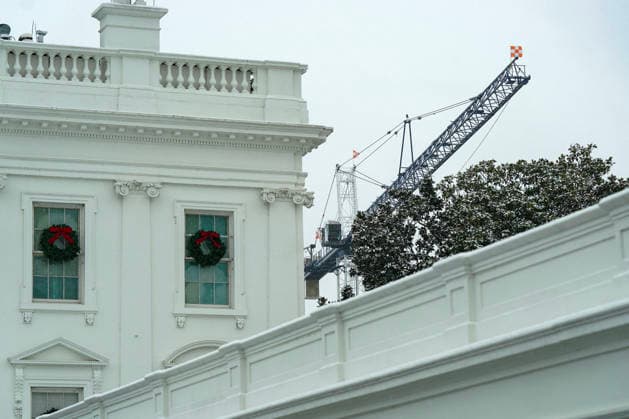 White House Ballroom Construction A construction crane utilized to work on the new White House Ballroom is seen on the grounds of the White House on Friday December 5, 2025 in Washington, DC. President Trump has hired DC-based firm Shalom Baranes Associates to complete the project. (Photo by Leigh Vogel Pool ABACAPRESS.COM) Washington DC  Copyright: xPool ABACAx