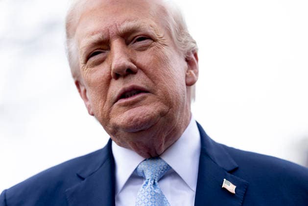 US President Donald J. Trump departs the White House to spend the weekend at Mar-a-Lago United States President Donald J Trump responds to a question from the news media as he prepares to board Marine One on the South Lawn of the White House in Washington, DC, USA, 20 March 2026. The President is scheduled to spend the weekend at his Mar-a-Lago Resort in Palm Beach, Florida. Credit: CNP AdMedia Washington District of Columbia United States of America EDITORIAL USE ONLY Copyright: xx CNPx xAdMediax admphotostwo976619