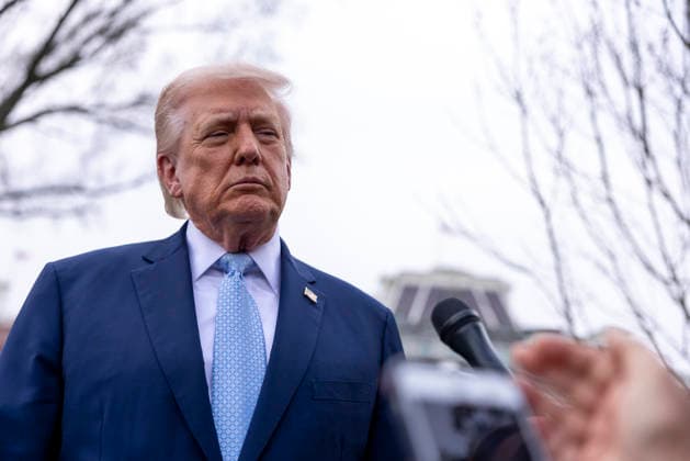 US President Donald J. Trump departs the White House to spend the weekend at Mar-a-Lago United States President Donald J Trump listens to a question from the news media as he prepares to board Marine One on the South Lawn of the White House in Washington, DC, USA, 20 March 2026. The President is scheduled to spend the weekend at his Mar-a-Lago Resort in Palm Beach, Florida. Credit: CNP AdMedia Washington District of Columbia United States of America EDITORIAL USE ONLY  Copyright: xx CNPx xAdMediax admphotostwo976629