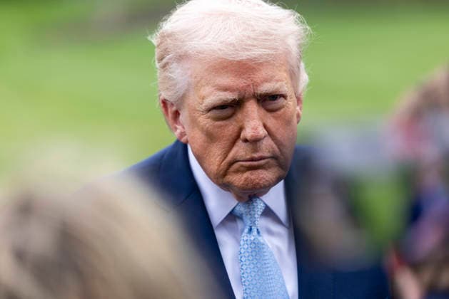 US President Donald J. Trump departs the White House to spend the weekend at Mar-a-Lago United States President Donald J Trump responds to a question from the news media as he prepares to board Marine One on the South Lawn of the White House in Washington, DC, USA, 20 March 2026. The President is scheduled to spend the weekend at his Mar-a-Lago Resort in Palm Beach, Florida. Credit: CNP AdMedia Washington District of Columbia United States of America EDITORIAL USE ONLY  Copyright: xx CNPx xAdMediax admphotostwo976635