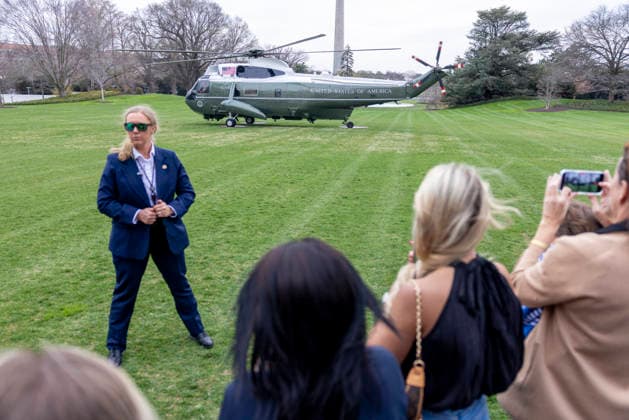 US President Donald J. Trump departs the White House to spend the weekend at Mar-a-Lago Marine One, with United States President Donald J Trump, and US Secretary of State Marco Rubio aboard, prepares to take-off on the South Lawn of the White House in Washington, DC, USA, 20 March 2026. The President is scheduled to spend the weekend at his Mar-a-Lago Resort in Palm Beach, Florida. Credit: CNP AdMedia Washington District of Columbia United States of America EDITORIAL USE ONLY  Copyright: xx CNPx xAdMediax admphotostwo976663