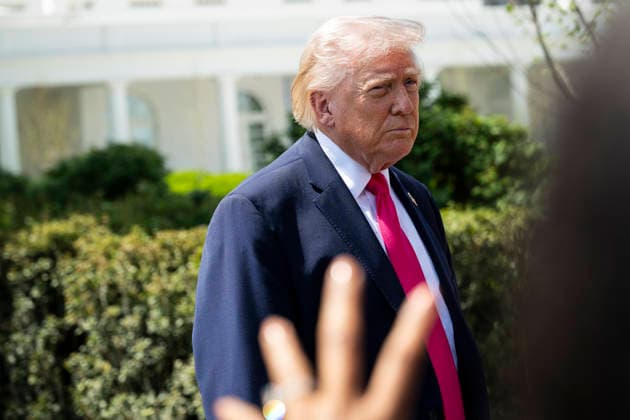 DC: President Trump Departs the White House United States President Donald J Trump speaks to members of the media on the South Lawn of the White House before departing on Marine One, in Washington, D.C., on Thursday, April 16, 2026. President Trump is traveling to Las Vegas, Nevada for an event highlighting Republican tax policies after the April 15 tax deadline. Credit: CNP AdMedia Washington District of Columbia United States of America EDITORIAL USE ONLY Copyright: xx CNPx xAdMediax admphotostwo982566
