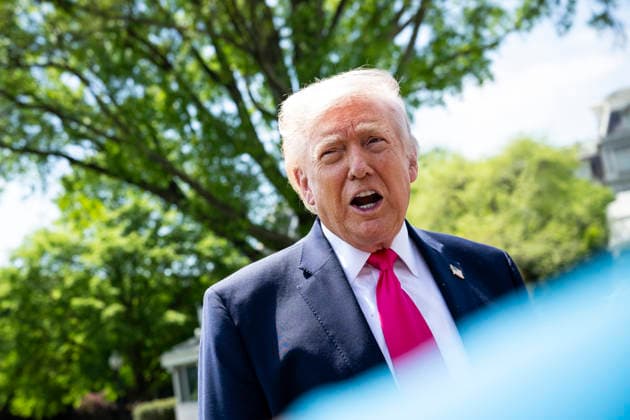 DC: President Trump Departs the White House United States President Donald J Trump speaks to members of the media on the South Lawn of the White House before departing on Marine One, in Washington, D.C., on Thursday, April 16, 2026. President Trump is traveling to Las Vegas, Nevada for an event highlighting Republican tax policies after the April 15 tax deadline. Credit: CNP AdMedia Washington District of Columbia United States of America EDITORIAL USE ONLY Copyright: xx CNPx xAdMediax admphotostwo982568