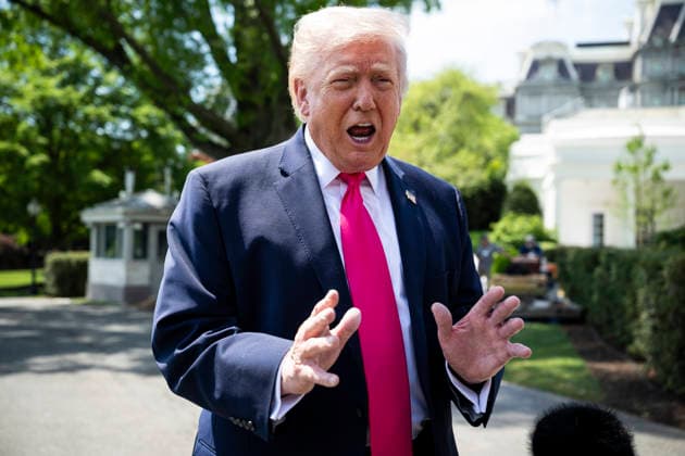 DC: President Trump Departs the White House United States President Donald J Trump speaks to members of the media on the South Lawn of the White House before departing on Marine One, in Washington, D.C., on Thursday, April 16, 2026. President Trump is traveling to Las Vegas, Nevada for an event highlighting Republican tax policies after the April 15 tax deadline. Credit: CNP AdMedia Washington District of Columbia United States of America EDITORIAL USE ONLY Copyright: xx CNPx xAdMediax admphotostwo982571