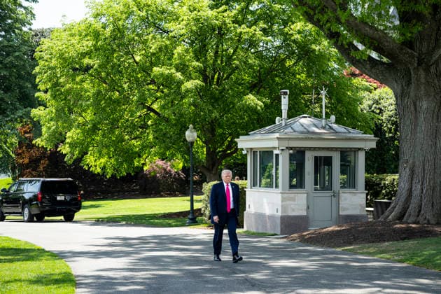 DC: President Trump Departs the White House United States President Donald J Trump walks on the South Lawn of the White House before departing on Marine One, in Washington, D.C., on Thursday, April 16, 2026. President Trump is traveling to Las Vegas, Nevada for an event highlighting Republican tax policies after the April 15 tax deadline. Credit: CNP AdMedia Washington District of Columbia United States of America EDITORIAL USE ONLY Copyright: xx CNPx xAdMediax admphotostwo982579
