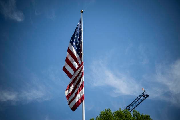 DC: President Trump Departs the White House An American flag twists in the wind on the South Lawn of the White House, in Washington, D.C., on Thursday, April 16, 2026. President Trump is traveling to Las Vegas, Nevada for an event highlighting Republican tax policies after the April 15 tax deadline. Credit: CNP AdMedia Washington District of Columbia United States of America EDITORIAL USE ONLY Copyright: xx CNPx xAdMediax admphotostwo982584