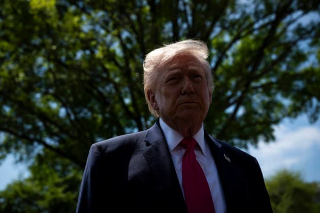DC: President Trump Departs the White House United States President Donald J Trump speaks to members of the media on the South Lawn of the White House before departing on Marine One, in Washington, D.C., on Thursday, April 16, 2026. President Trump is traveling to Las Vegas, Nevada for an event highlighting Republican tax policies after the April 15 tax deadline. Credit: CNP AdMedia Washington District of Columbia United States of America EDITORIAL USE ONLY Copyright: xx CNPx xAdMediax admphotostwo982586