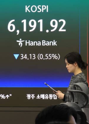 KOSPI falls KOSPI falls A financial data screen in the dealing room of Hana Bank in Seoul on April 17, 2026, shows the benchmark Korea Composite Stock Price Index having declined 34.13 points, or 0.55 percent, to close at 6,191.92. South Korean stocks closed lower on profit-hunting as investors sat on the sidelines amid diplomatic moves for a possible second round of U.S.-Iran peace talks. (Yonhap) 2026-04-17 15:55:49 < 1980-2026 YONHAPNEWS AGENCY. .> ¼¿ïƯº°½Ã EDITORIAL USE ONLY Copyright: xx PYH2026041711940031500 YonhapxNewsx yonphotos251534