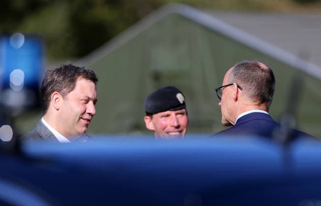 Federal Chancellor Friedrich Merz, right, is accompanied by Vice Chancellor and Finance Minister Lars Klingbeil, left, during his visi