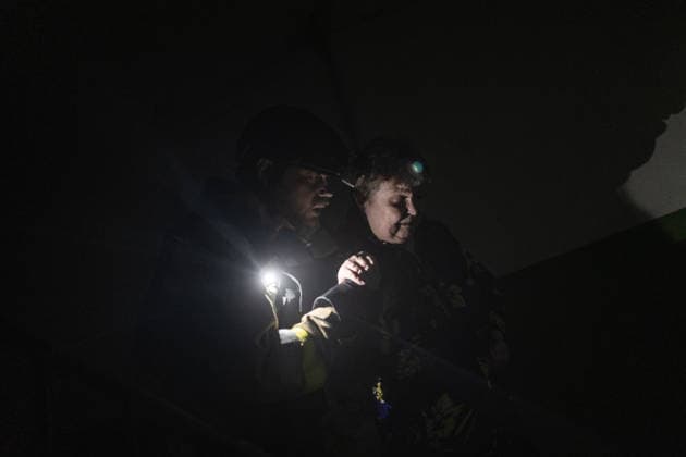 Ukrainian firefighters battle blaze after Russian drone strike in Druzhkivka DRUZHKIVKA, UKRAINE - JUNE 17: Ukrainian firefighters assist a woman as they evacuate her from her home following a fire caused by a Russian drone attack in Druzhkivka, Ukraine, on June 17, 2026. Diego Herrera Carcedo Anadolu Ukraine Donetsk. Editorial use only. Please get in touch for any other usage. Copyright: x2026xAnadoluxDiegoxHerreraxCarcedox