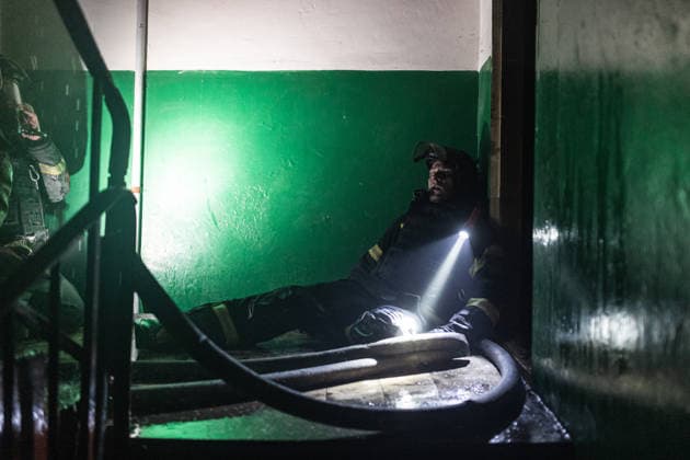 Ukrainian firefighters battle blaze after Russian drone strike in Druzhkivka DRUZHKIVKA, UKRAINE - JUNE 17: A Ukrainian firefighter rests inside a residential building while responding to the aftermath of a Russian drone attack in Druzhkivka, Ukraine, on June 17, 2026. Diego Herrera Carcedo Anadolu Ukraine Donetsk. Editorial use only. Please get in touch for any other usage. Copyright: x2026xAnadoluxDiegoxHerreraxCarcedox