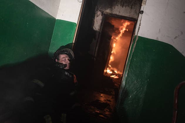 Ukrainian firefighters battle blaze after Russian drone strike in Druzhkivka DRUZHKIVKA, UKRAINE - JUNE 17: A Ukrainian firefighter rests inside a residential building while responding to the aftermath of a Russian drone attack in Druzhkivka, Ukraine, on June 17, 2026. Diego Herrera Carcedo Anadolu Ukraine Donetsk. Editorial use only. Please get in touch for any other usage. Copyright: x2026xAnadoluxDiegoxHerreraxCarcedox