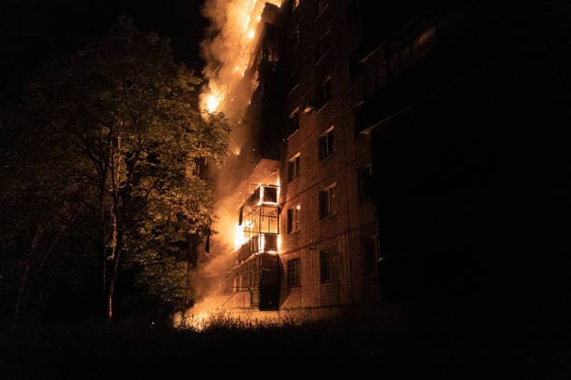 Ukrainian firefighters battle blaze after Russian drone strike in Druzhkivka DRUZHKIVKA, UKRAINE - JUNE 17: A residential building burns following a Russian drone attack in Druzhkivka, Ukraine, on June 17, 2026. Diego Herrera Carcedo Anadolu Ukraine Donetsk. Editorial use only. Please get in touch for any other usage. Copyright: x2026xAnadoluxDiegoxHerreraxCarcedox